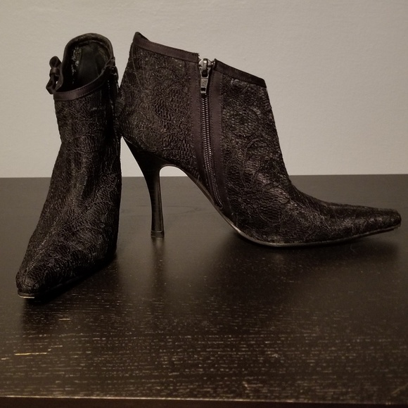 BEBE Pointy Toe Heels Size 8 - Picture 2 of 4